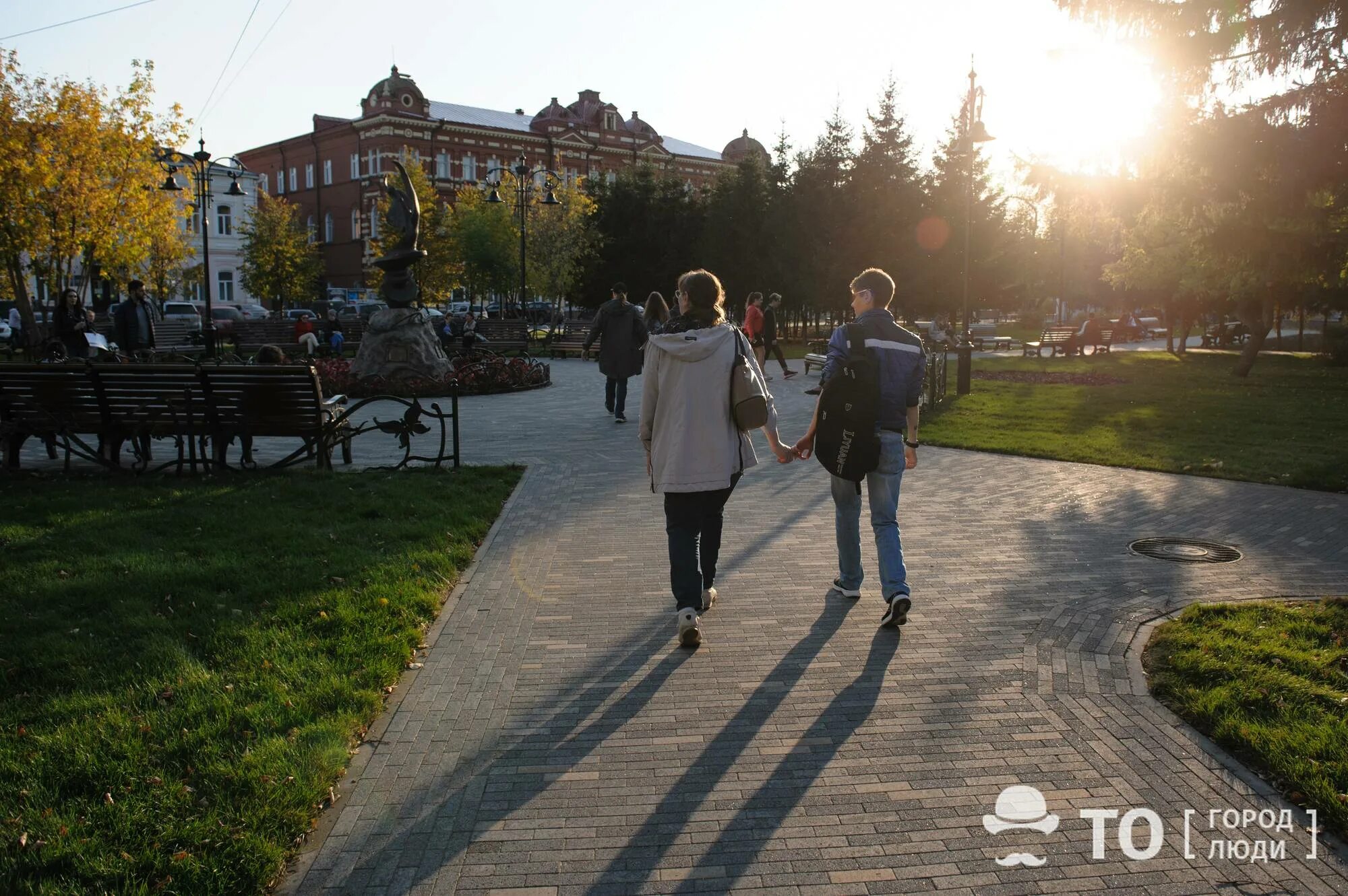 Сходить погулять с друзьями. Городская среда Томск. Человек в городской среде. Люди гуляют. Томск люди.