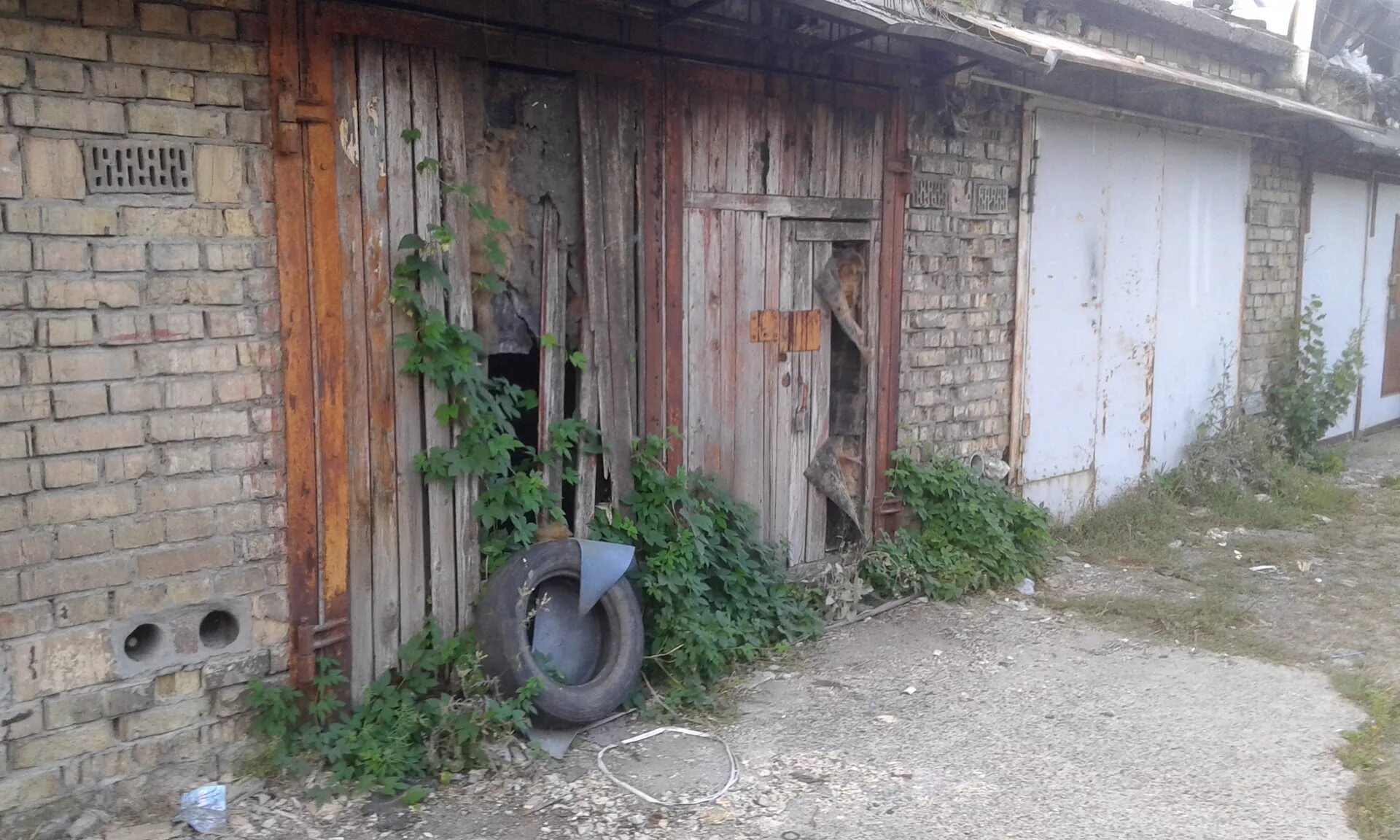 Освободи гараж. Заброшенный гараж. старые заброшенные гаражи. заброшенный гаражный кооператив.