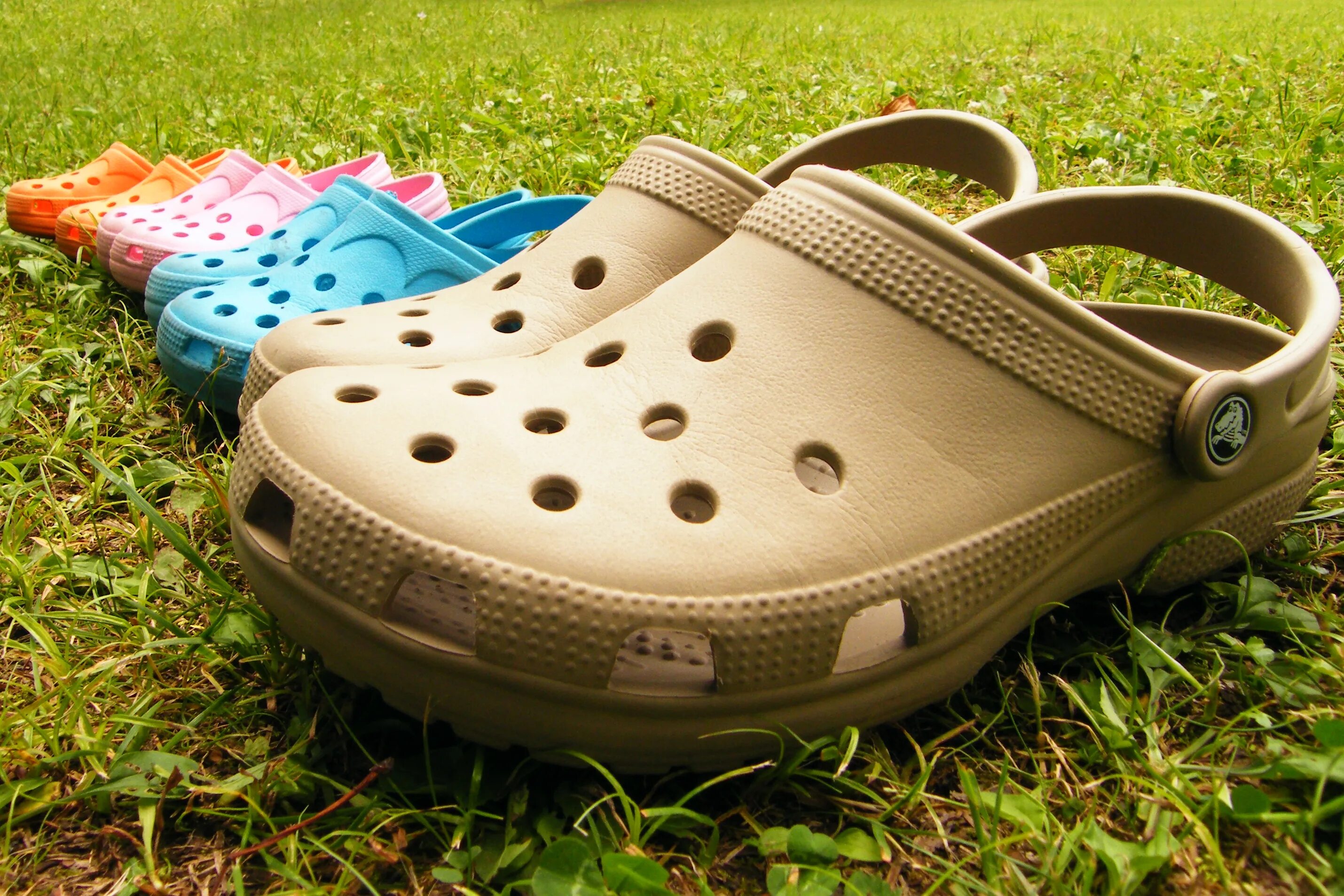 Crocs 2002. Кроксы новая коллекция 2023. Кроксы 2002. Crocs x adidas. Оригинальность crocs