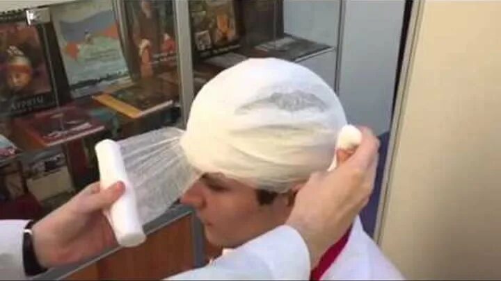 Техника наложения шапочки гиппократа. Чепец Гиппократа повязка. Десмургия шапочка Гиппократа. Шапочка Гиппократа техника. Шапочка Гиппократа двумя бинтами.