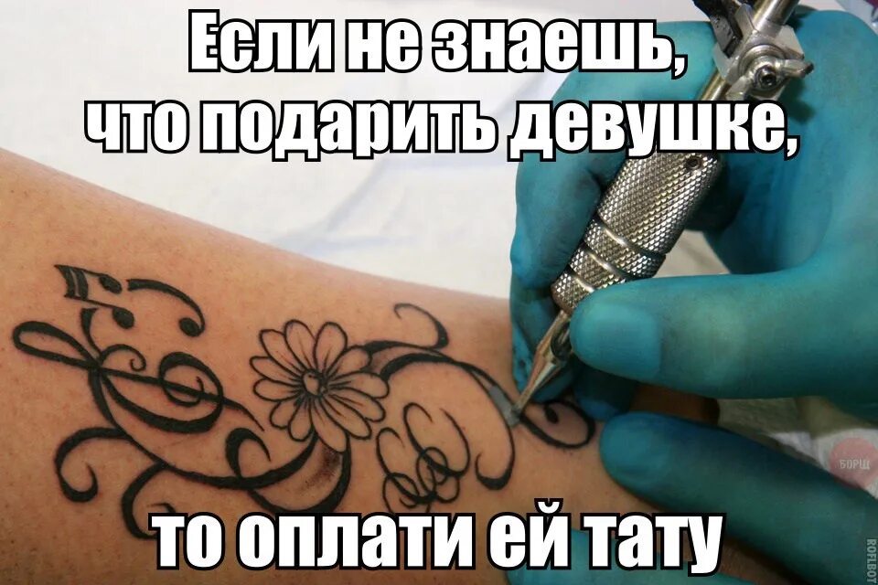 Девушка делает тату. Тату салон. Временные татуировки. Тату мастер. Где делают татуировки девушки.