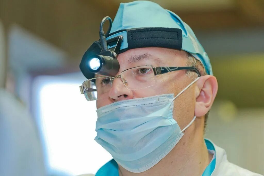 Врач отоларинголог где принимает. Лор. врач оториноларинголог. оториноларинголог хирург. врач лор отоларинголог.