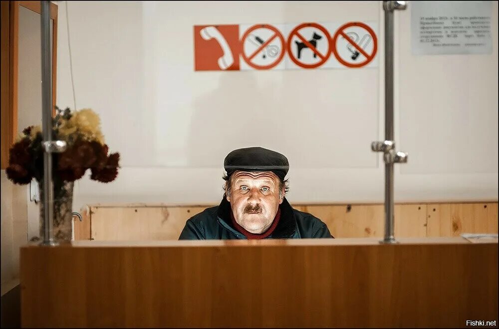 Работа гардеробщица вахтер. Синдром вахтера. злая вахтерша. злой консьерж. вахтерша фото.