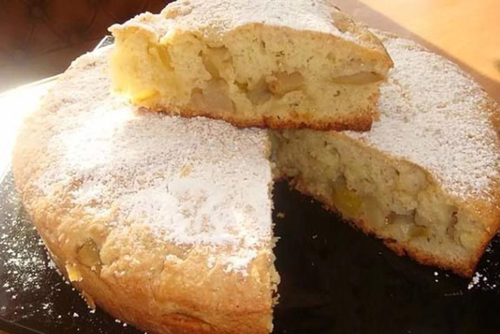 Рецепт пирога с манкой и яблоками. Выпечка с манкой. яблочный пирог с манкой. яблочный пирог из манки. пирог с манкой на кефире.