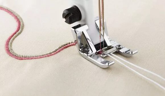 Швейная машинка для молнии. Лапка Janome для вшивания шнура q с направителем k-2 200-817-004. Лапка для сборки s950. Лапка для Стежки Хускварна. Лапка для вшивания двойного шнура.