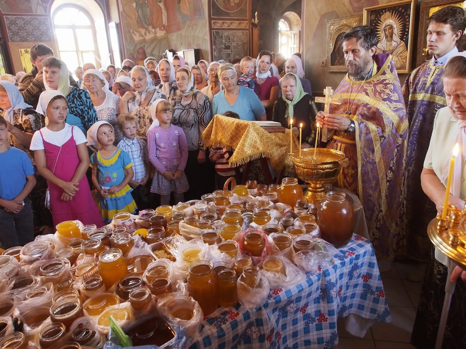 Медовый спас в церкви. Медовый спас освящение меда в церкви. медовый спас служба в церкви. медовый спас празднование на руси. освещение меда на медовый спас.