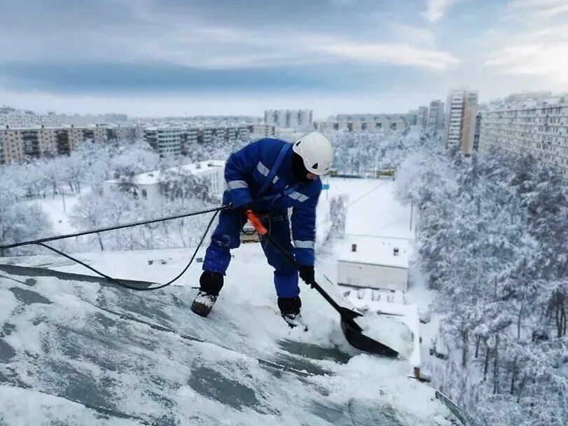 Уборка снега с крыш. Чистка снега с крыши. Уборка снега с кровли. Очистка крыш от снега и налед. Цена очистки крыши от снега