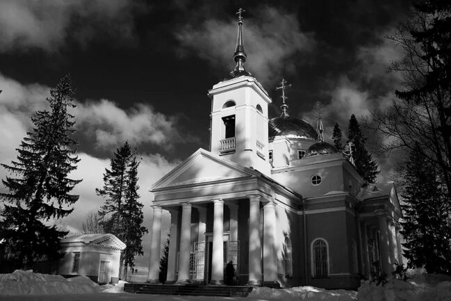 Церковь власия в москве. Борисовское кладбище церковь. Храм власия и харлампия в братеево. Храм марии египетской на улице борисовские пруды. Борисовское кладбище церковь.