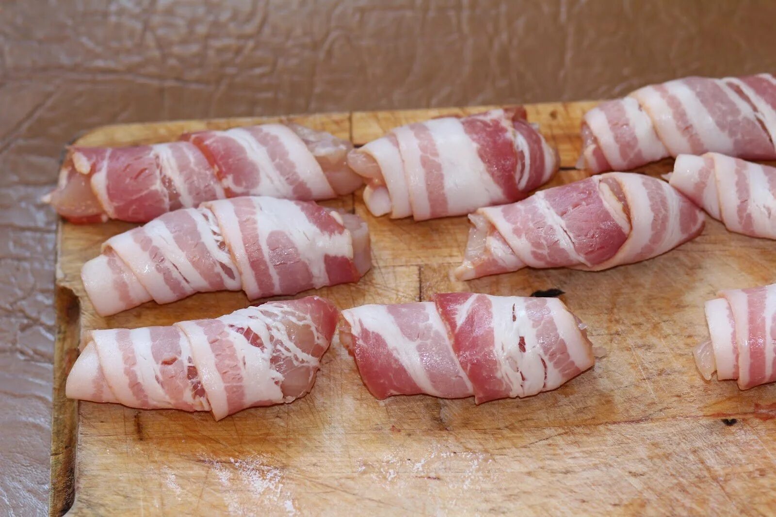 Рецепт куриного филе в беконе в духовке. Беконовые рулетики. рулетики с беконом. рулеты завернутые в бекон. куриные рулетики в беконе.