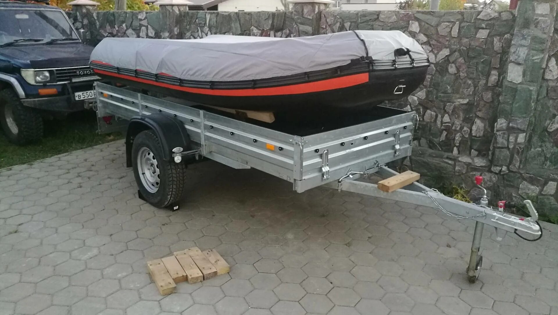 Как перевозить лодку пвх на прицепе. Авто прицеп для пвх 430водомед. прицеп для лодки пвх 380 нднд. бортовой прицеп под лодку пвх. прицеп бортовой для лодки пвх.
