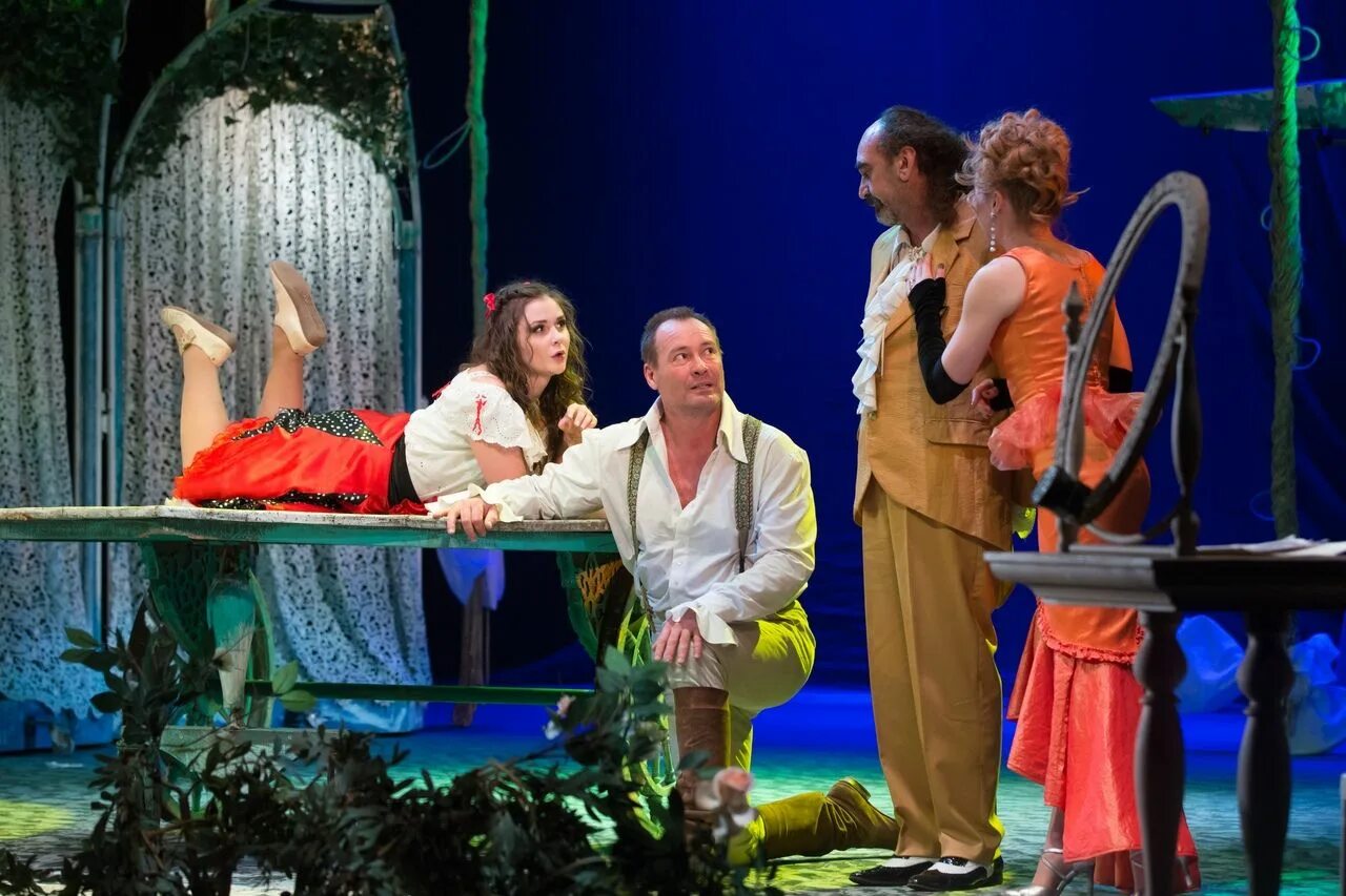 Спектакль рубиновый вторник театр луны. Театр луны репертуар. Анфиса в виртуале театр луны спектакль актёры. Театр луны зинатуллин. Спектакль королева театр луны.