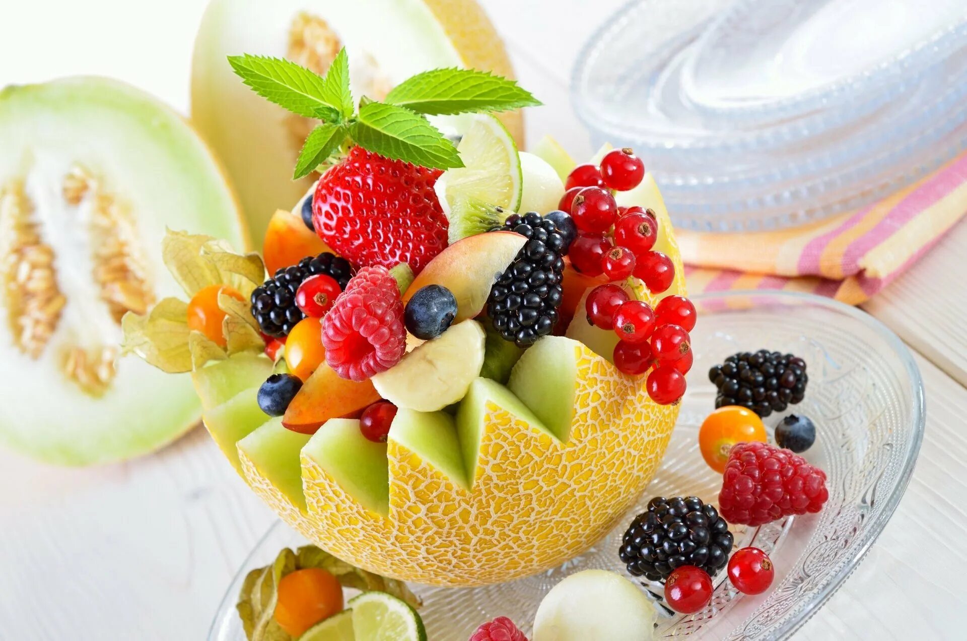 Дыня малина. Красивые фрукты. Летние фрукты. Десерт с фруктами. Сочные фрукты.