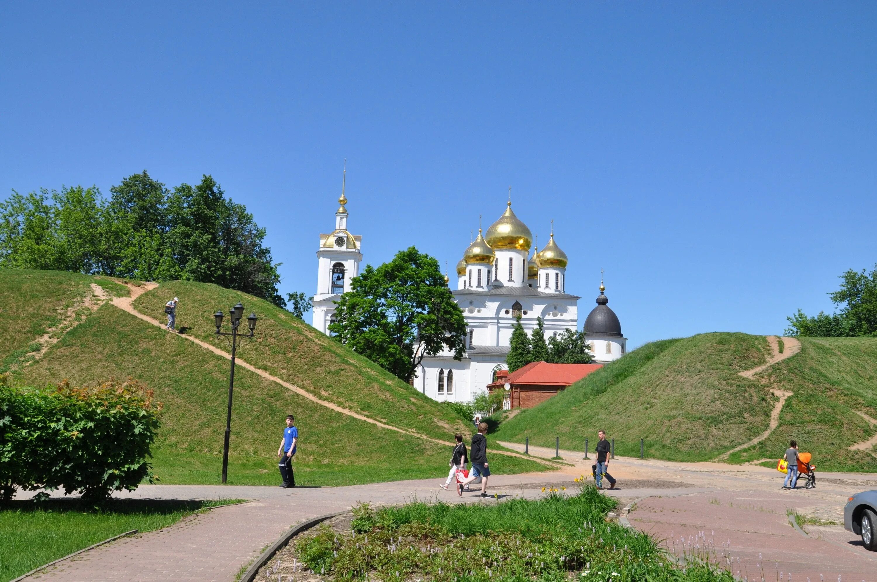 Г дмитров россия. Дмитровский Кремль (музей-заповедник). Дмитриевский Кремль Дмитров. Дмитров Дмитровский вал. Земляной вал Дмитров.