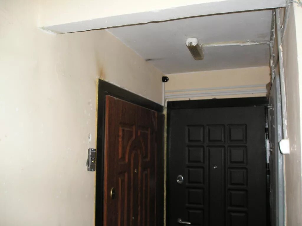 Камера над входной дверью. Камера видеонаблюдения над входной дверью. Камера видеонаблюдения для входной двери квартиры. Видеокамера над входной дверью в квартиру.