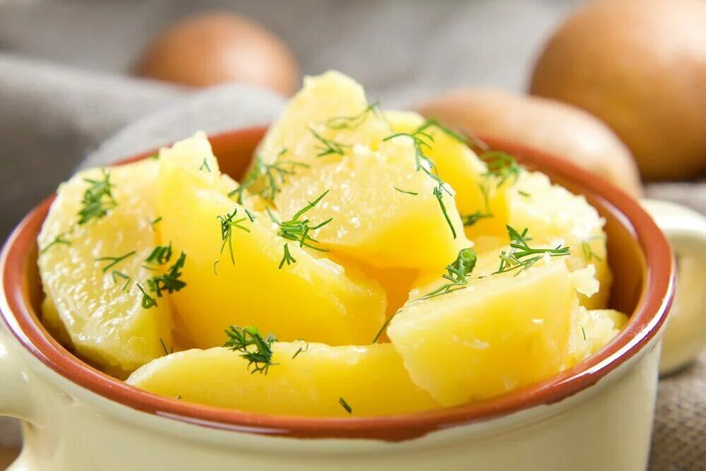 Картофель отварной с маслом и зеленью. Вареная картошка. Вареный картофель. Картошка с укропом и маслом