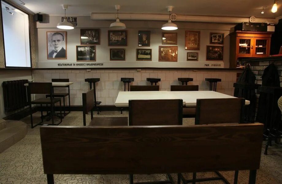 Рюмочная орел. Рюмочная на бровях санкт-петербург. Москва рюмочная на новокузнецкой. Рюмочная орел. Забегаловка для алкашей.