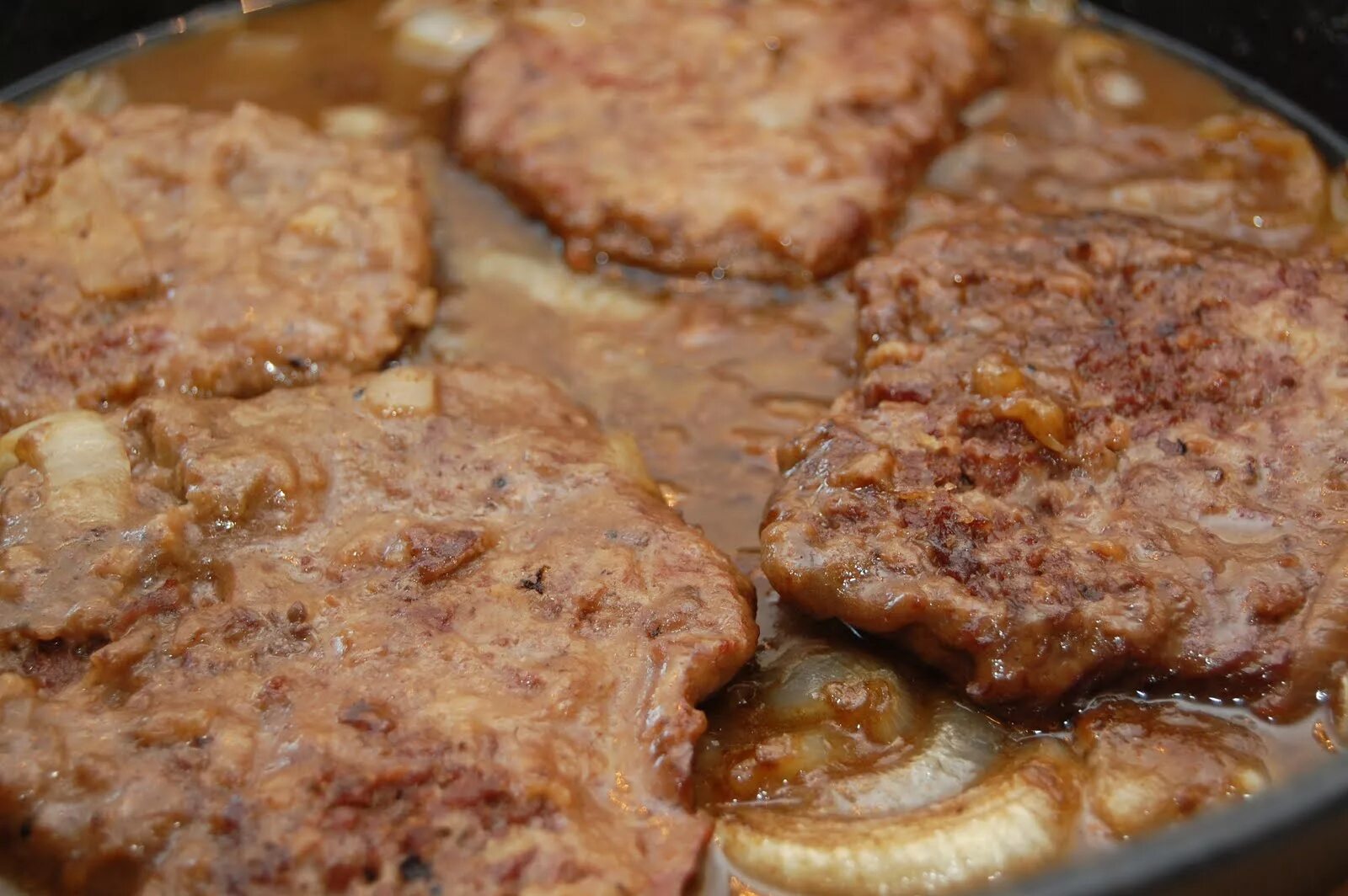 Свинина большим куском на сковороде. Жареное мясо. Мясо на сковородке. Жареное мясо на сковороде. Мясо из свинины на сковороде.