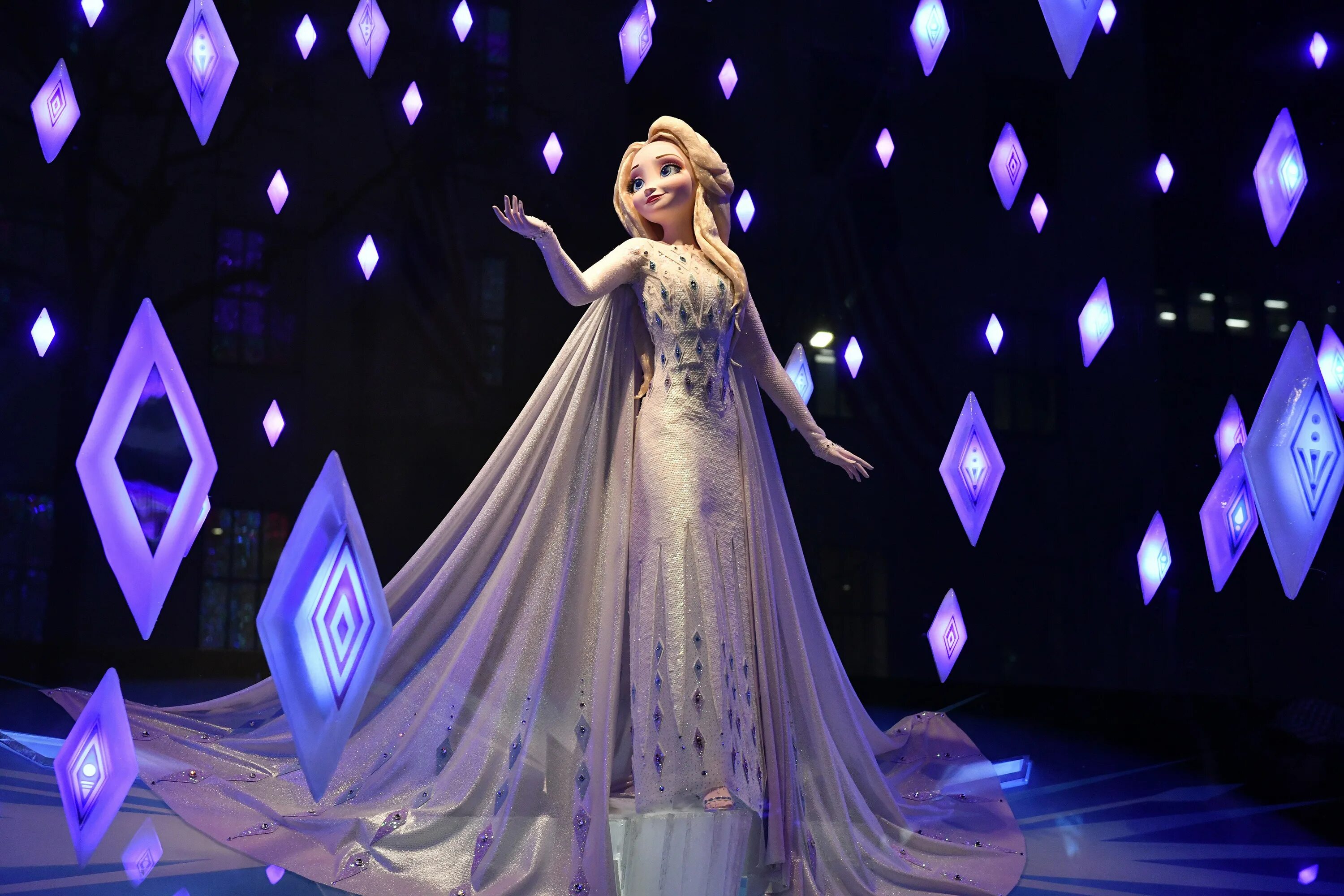 Frozen d. Elsa Frozen 2 в фиолетовом платье.