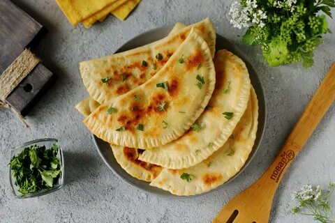 Кутабы с творогом и зеленью на сковороде