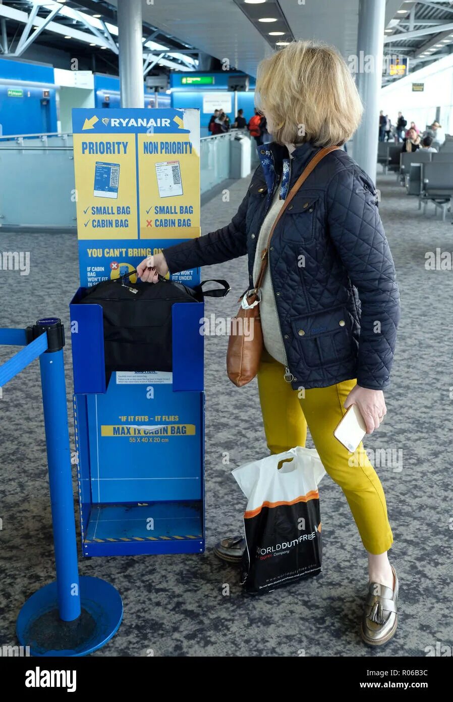 Ryanair размер ручной клади 2022. Ryanair ручная. Ryanair ручная. Габариты багажа райнэйр. Ryanair ручная кладь габариты.