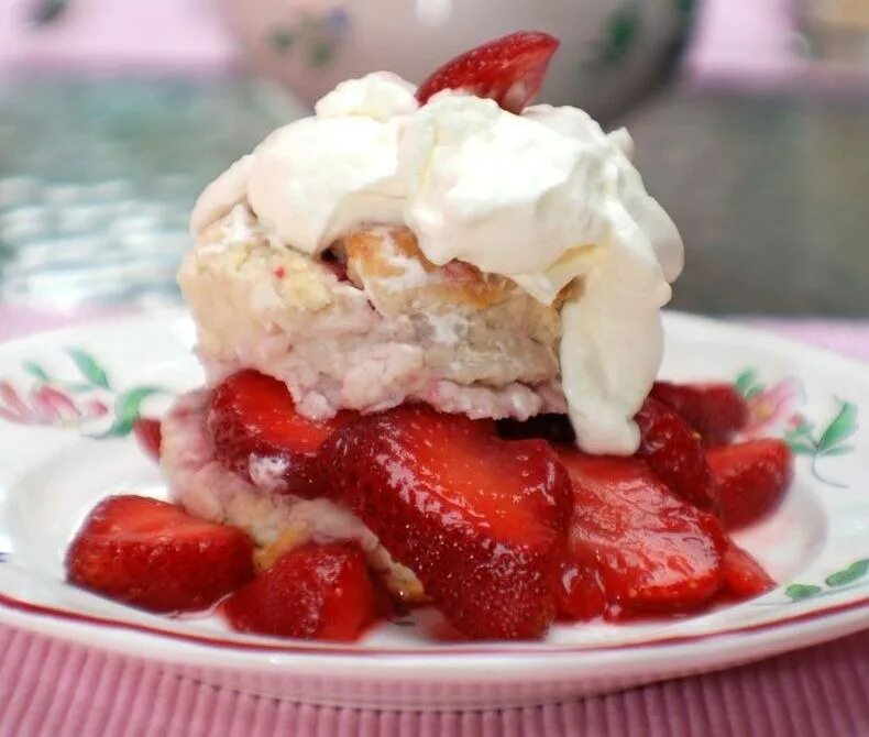 Кольцо в десерте. Творожный десерт взбитый белоруссия. Мороженое из малины. Крем это в кулинарии. Десерт с сливочным кремом.