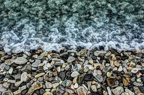 Вода галька