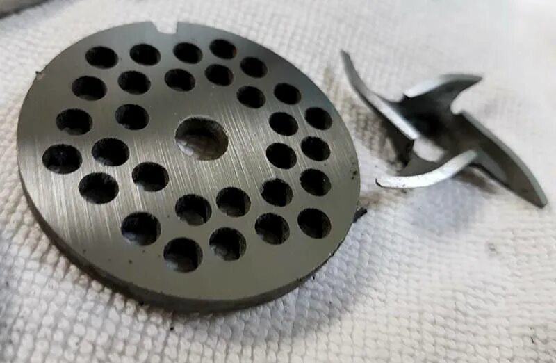 Как точить мясорубку. Приспособление для заточки ножей мясорубки. Нож для ручной мясорубки. Заточка ножей для мясорубки. Нож и решетка для мясорубки.