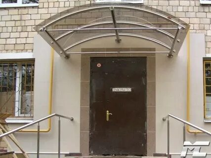 Козырек над входом многоквартирного дома