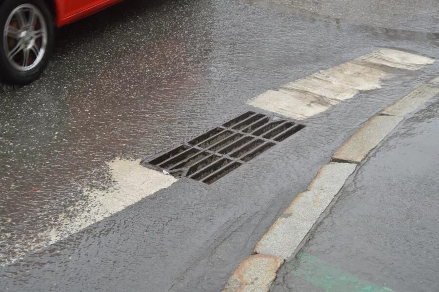 ливневая канализация на улице. решётка ливневой канализации дорожная. ливневки дорожные. 60. дождевая ливневая канализация.