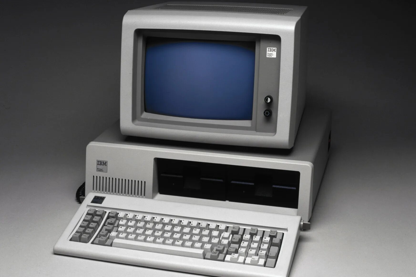 Ibm downloads. Компьютер IBM 5150. IBM PC 1981. Персональный компьютер IBM PC 5150. IBM Computer 80s.