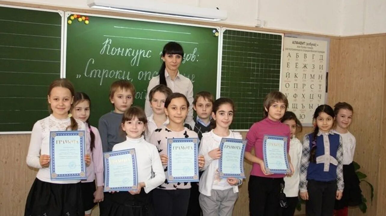 Школа для мальчиков краснодар. Футболисты дети краснодар академия. Школа для мальчиков краснодар. Детская форма фк краснодар. Дети мальчики в школе.