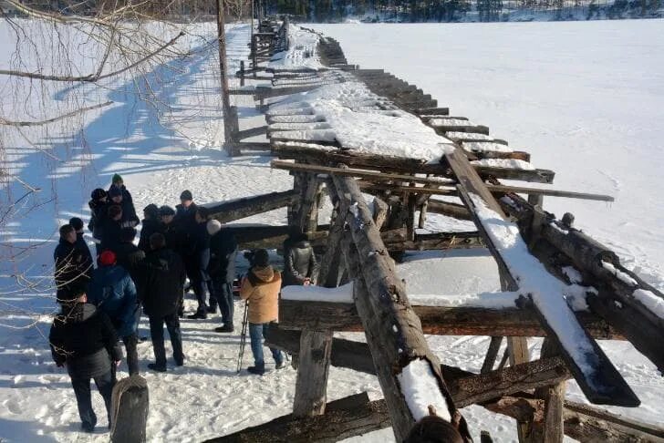 Под белорецком. Пешеходный мост Белорецк. Мост в Белорецке вечный Зов. Белорецкий деревянный пешеходный мост. Деревянный мост Белорецк.