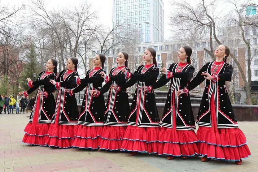 Видео семь девушек. Файзи гаскарова семь девушек. ансамбль файзи гаскарова. семь девушек танец файзи гаскарова. семь девушек башкирская легенда.