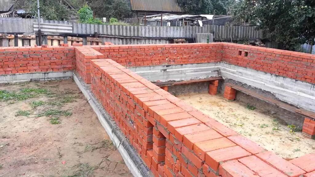 Кирпичный цоколь дома. Отделка цоколя. Цоколь из кирпича на ленточный фундамент. Отделка фундамента. Отделка фундамента.