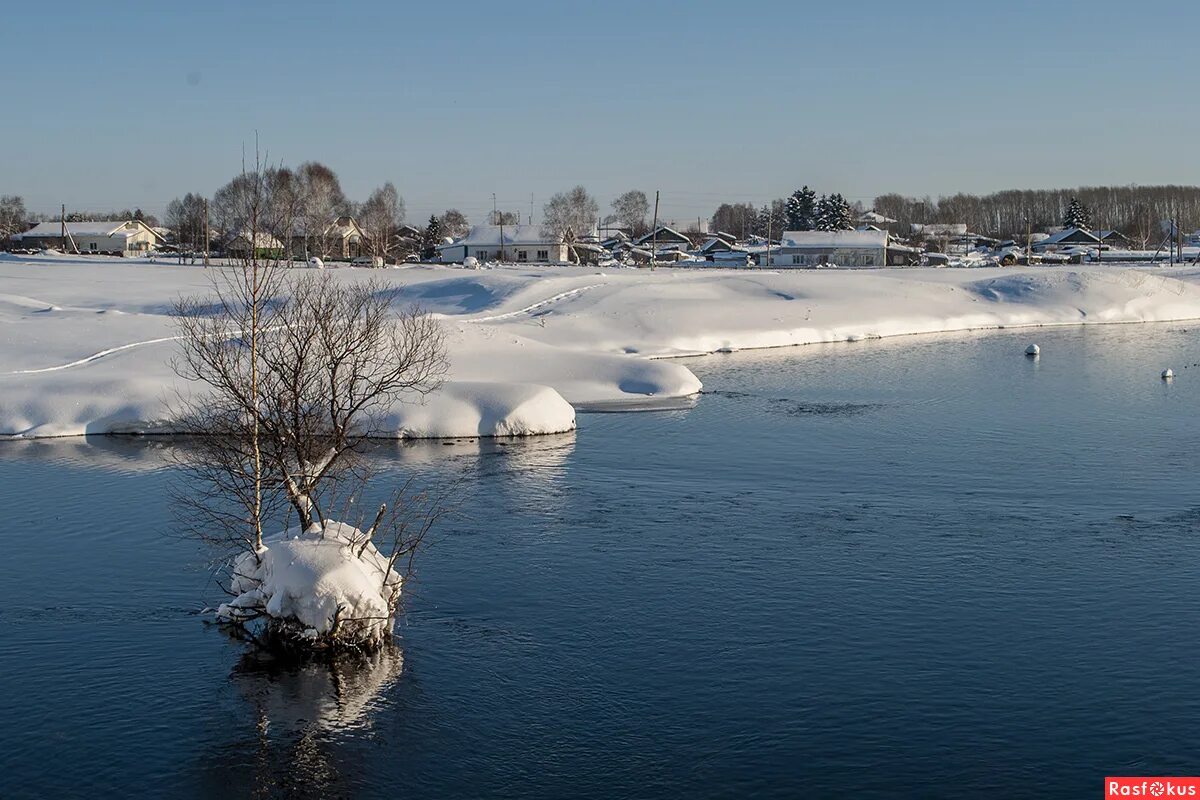 река зимой. незамерзающая река. поздняя осень и замерзший водоем. незамерзающая река зимой. зимняя река.