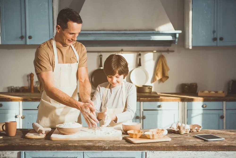 Dad a cook. Семья на кухне. Отец на кухне. Готовка с папой. Фотосессия папа и сын на кухне.