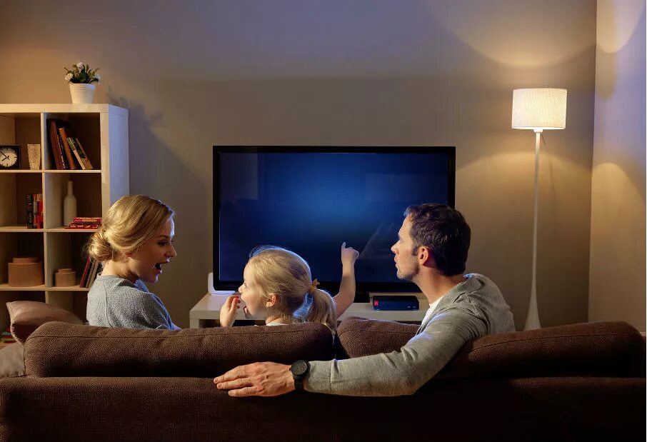 Видео просмотра телевизора. Фильмы для семейного просмотра. Семейный вечер у телевизора. Семья смотрит телевизор. Человек телевизор.