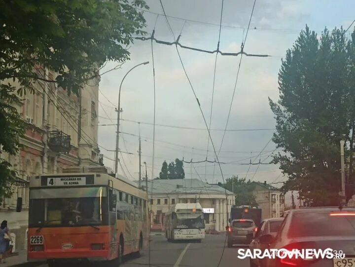 Троллейбус обрыв. Обрыв проводов троллейбуса. троллейбусные провода. провода троллейбуса.