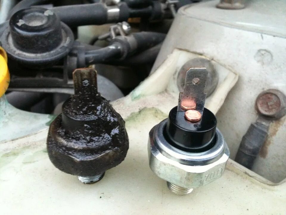 Датчик давления масла масла нива 21213. Датчик давления масла мазда 3. Датчик давления mazda 6. Датчик давления масла mpv 2. Почему датчик масла в масле.
