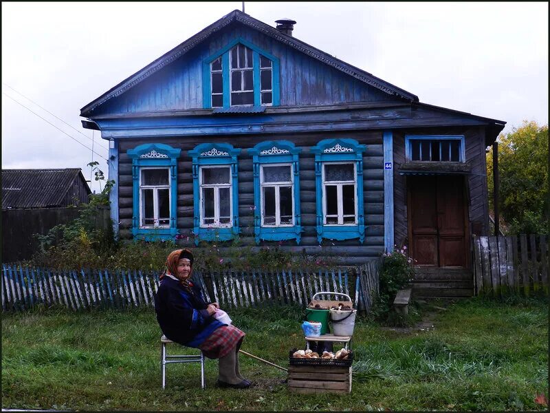 Дом бабушки в деревне. Дом бабушки. старенький бабушкин дом в деревне. домик в деревне бабушка.