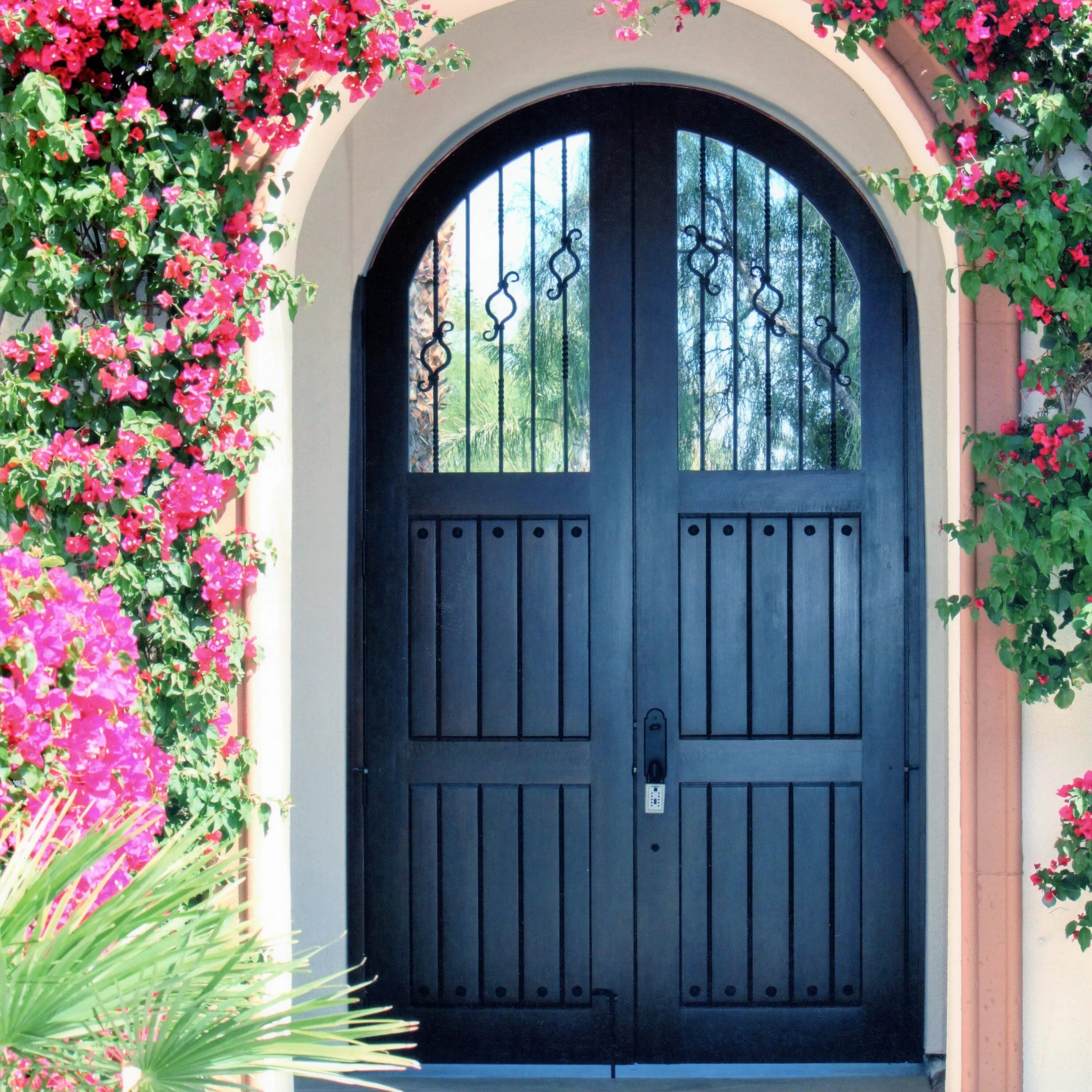 Декоративная калитка из дерева. Арка в саду. У калитки. Калитка металлическая. Красивые деревянные калитки.