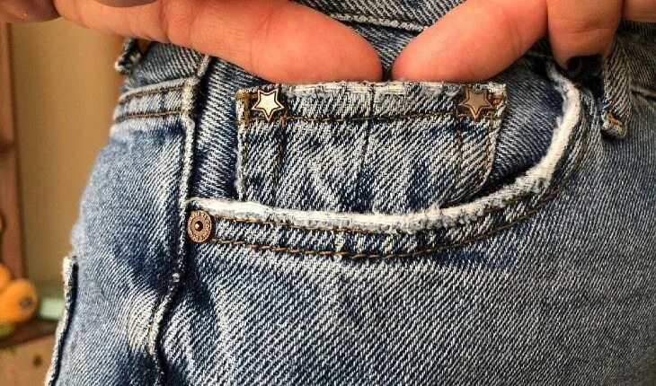 Зачем маленький карман. Крошечный кармашек на джинсах. Маленький кармашек на джинсах. Карманы джинсов. Маленький карман на джинсах.