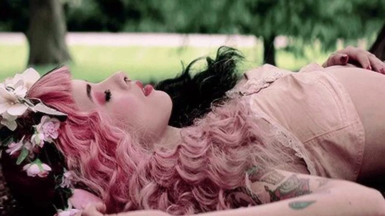 Training wheels melanie. Мелани Мартинес Training Wheels. Melanie Adele Martinez. Melanie Martinez Training Wheels. Мелани Адель Мартинес клипы.