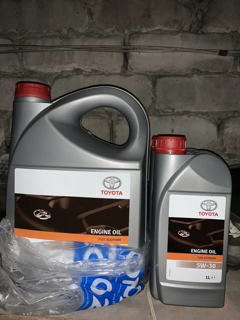 Масло для камри 50 2. Масло моторное для тойота камри 2. Масло на тойоту камри 2. Оригинальное масло камри. Оригинальное масло тойота камри 2.