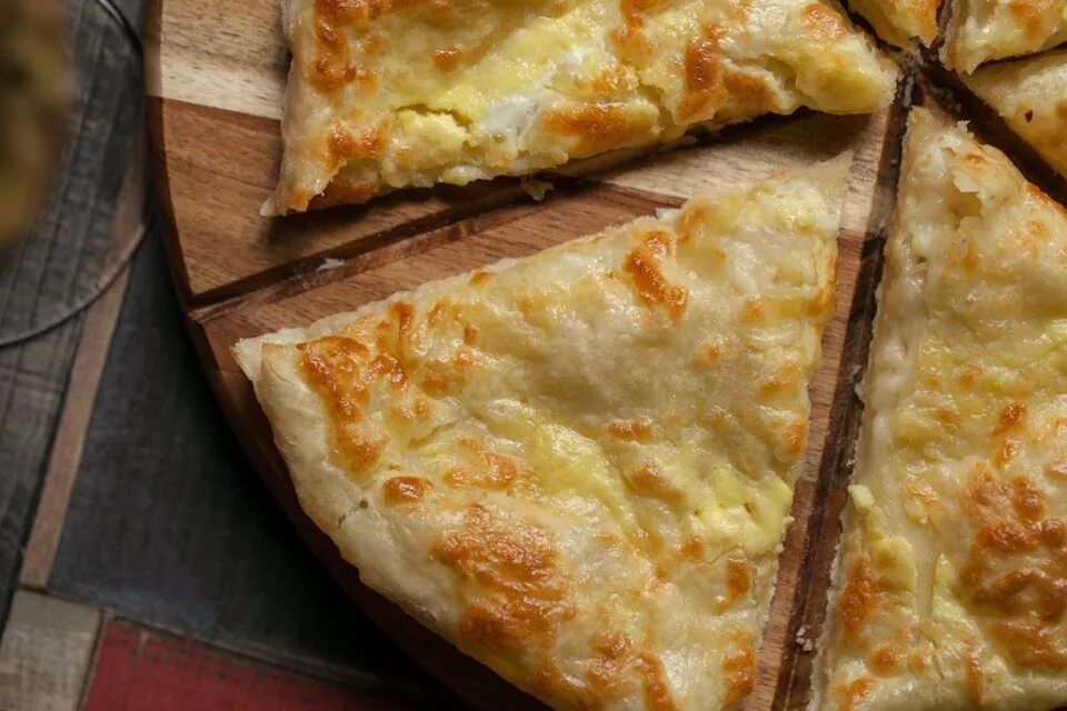 Хачапури на сковороде с творогом и яйцом. Хачапури на сковороде с творогом и яйцом