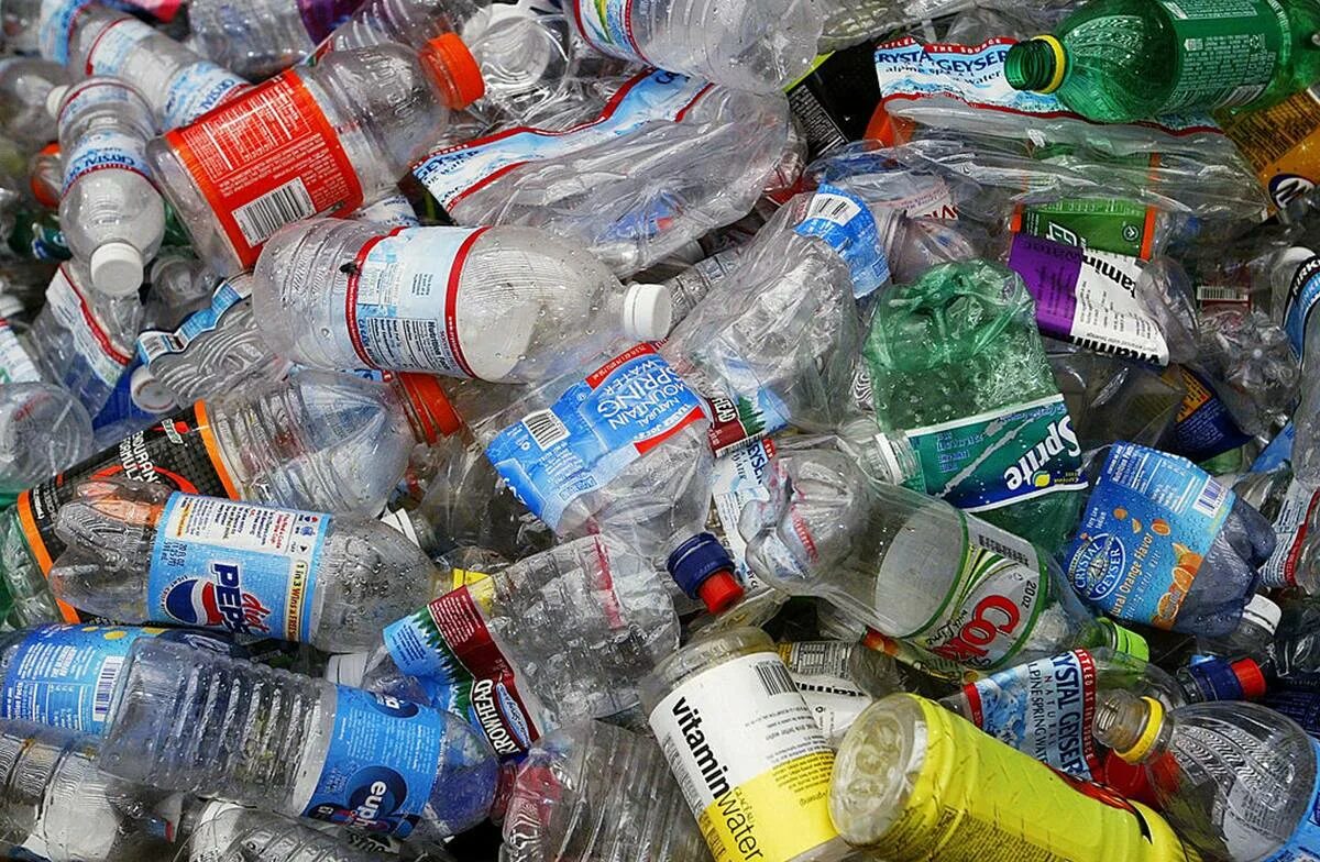 Пластиковых отходов. Пластиковые отходы. Пластиковые бутылки отходы. ПЭТ бутылки отходы. Утилизация пластиковых бутылок.