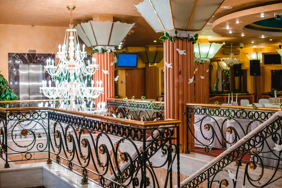 Калачи кафе екб. Калачи наб достоевского 3. Водонапорная башня, старая русса, соборная площадь. Дом достоевского санкт-петербург отель. Старая русса площадь города.