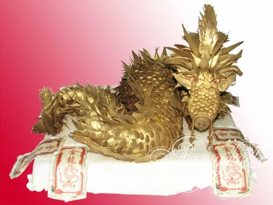 Золотой дракон купить. Торт с драконом. Торт с золотым драконом. Торт с китайским драконом. Торт виде золотого дракона.