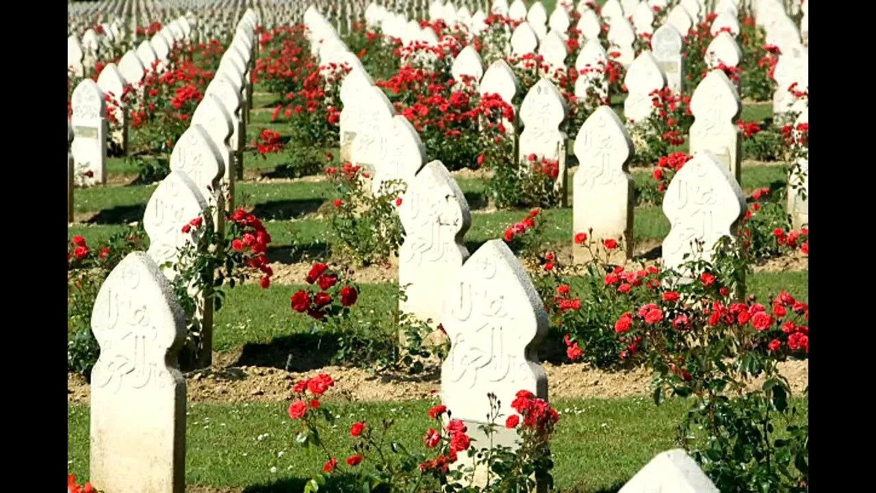 Памятники у мусульман на кладбище. Цветы на могилу. Подшиваловское мусульманское кладбище. Мусульманское кладбище. Цветы на могилу мусульманина можно ли.