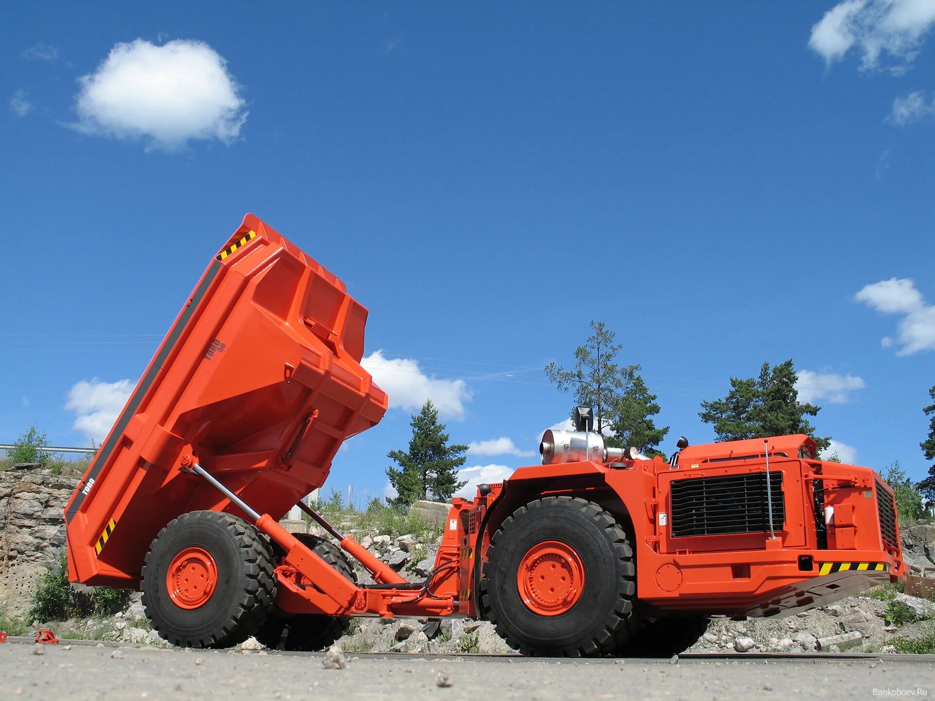 Самосвал sandvik th-320. Катерпиллер самосвал шахтный самоходный ad30. Шахтный самосвал. Мт 5020 шахтный самосвал. Подземный самосвал atlas copco мт 2010.